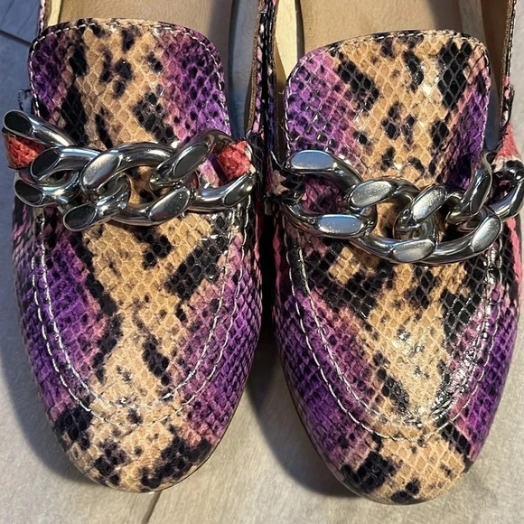 DONALD  J PLINER NWOT Leather Snake Print Loafer Shoe Chain Detail, Size 7.5 - Picture 4 of 9